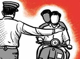 वाहतुकीचे नियम मोडणाऱ्या हजारो वाहनचालकांना पोलिसांचा दंडुका..
