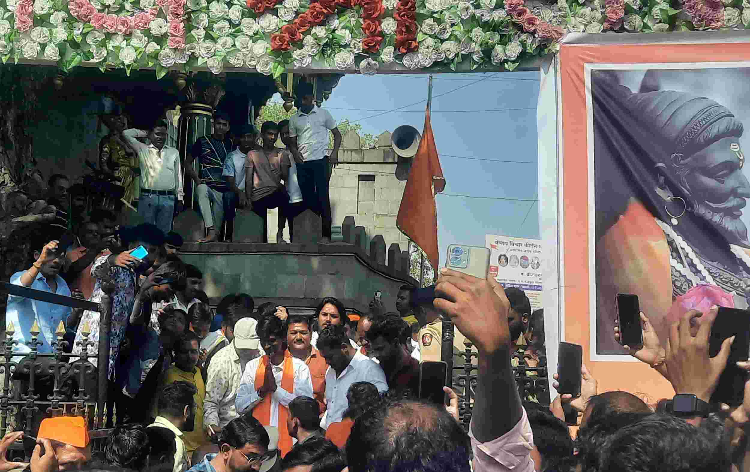 भोसरीत मनोज जरांगे पाटलांना पाहण्यासाठी पीएमटी चौकात उसळली गर्दी..