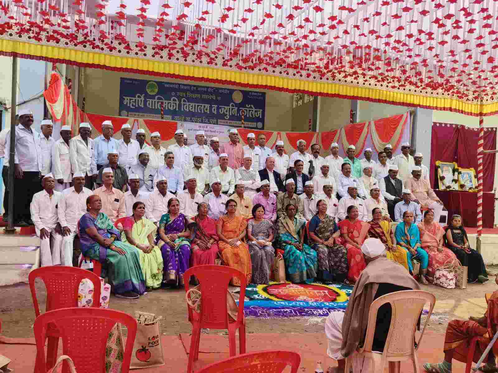 वाल्हे येथे महर्षी वाल्मिकी विद्यालयात माजी विद्यार्थ्यांनी दिला जुन्या आठवणींना उजाळा...