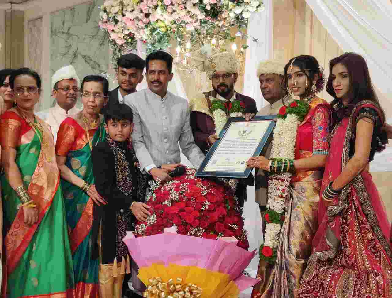 विश्वविक्रमी गुलाबांच्या फुलांचा गुच्छ देऊन मामाने दिल्या भाच्याला शुभेच्छा..