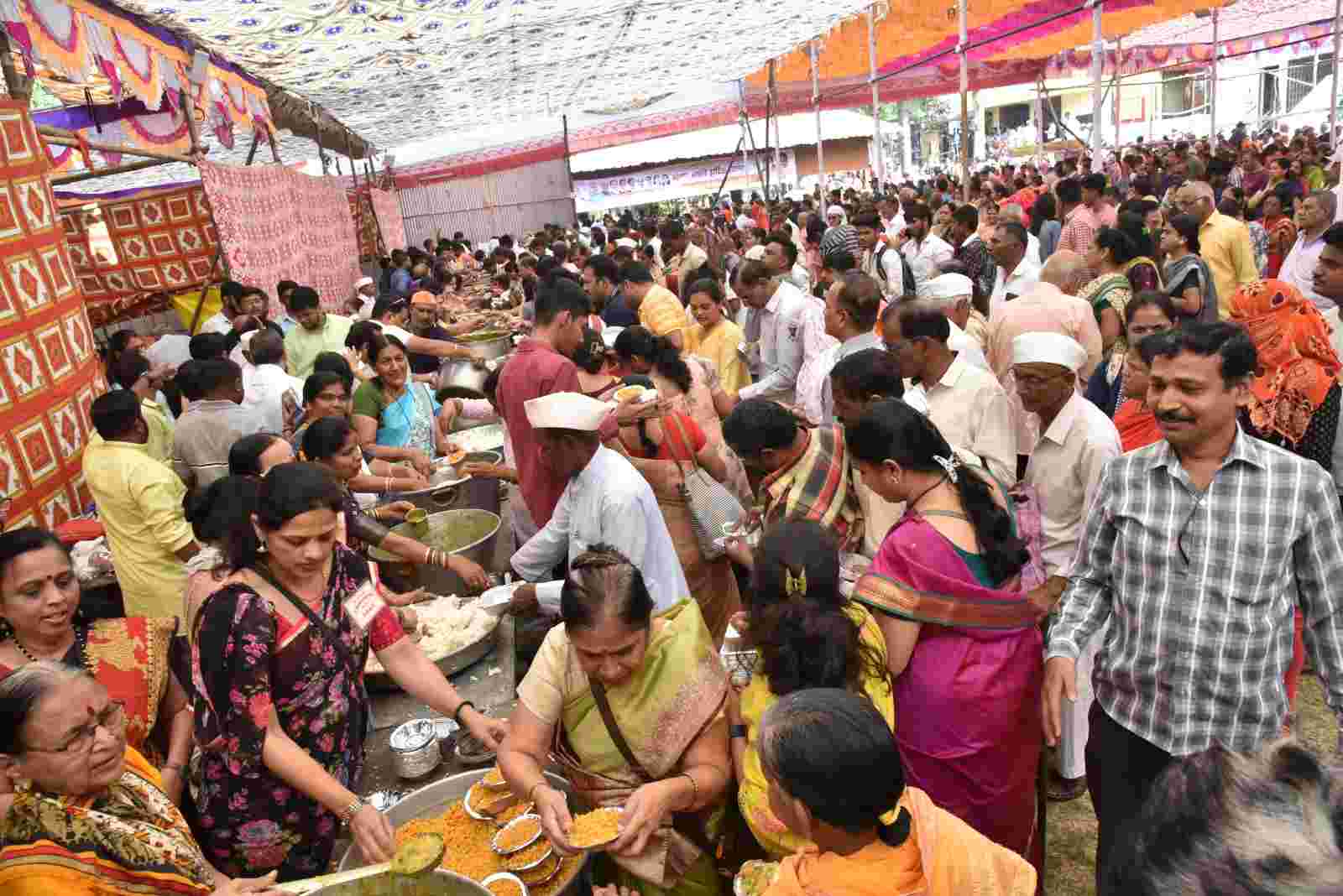 मोरया गोसावी महाराज संजीवन समाधी महोत्सवात भाविकांनी घेतला महाप्रसादाचा लाभ...