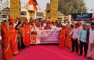 मराठा आरक्षण; साखर व पेढे वाटून सकल मराठा समाजाचा पिंपरीत आनंदोत्सव...