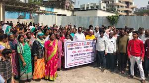 काळाखडक झोपडपट्टीतील रहिवाशांचे आंदोलन...