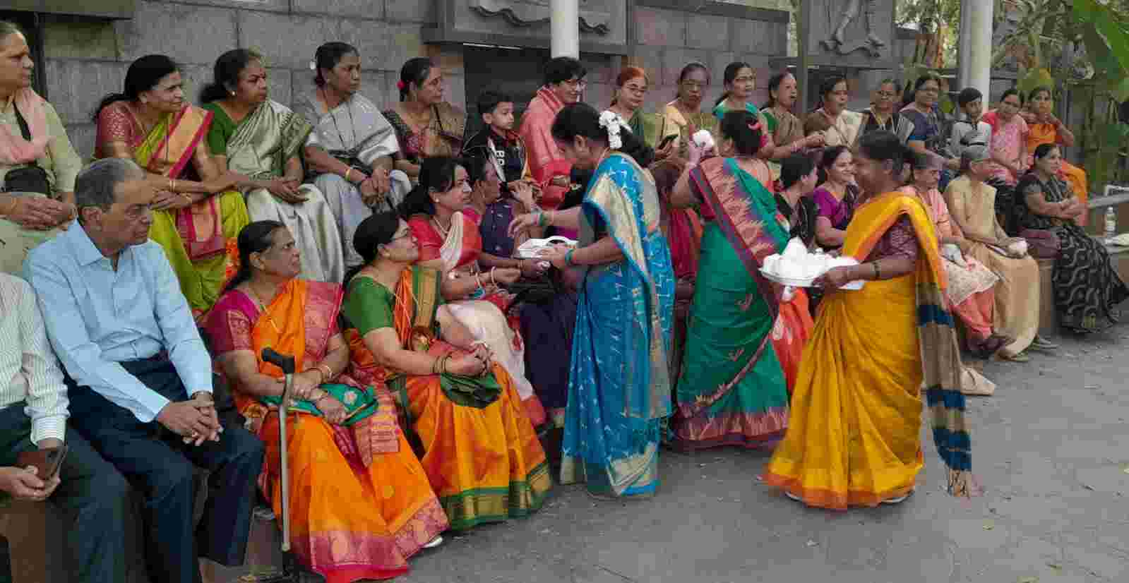 ज्येष्ठ नागरिक संघाच्या वतीने हळदी कुंकू आणि तिळगुळ वाटप उत्साहात...