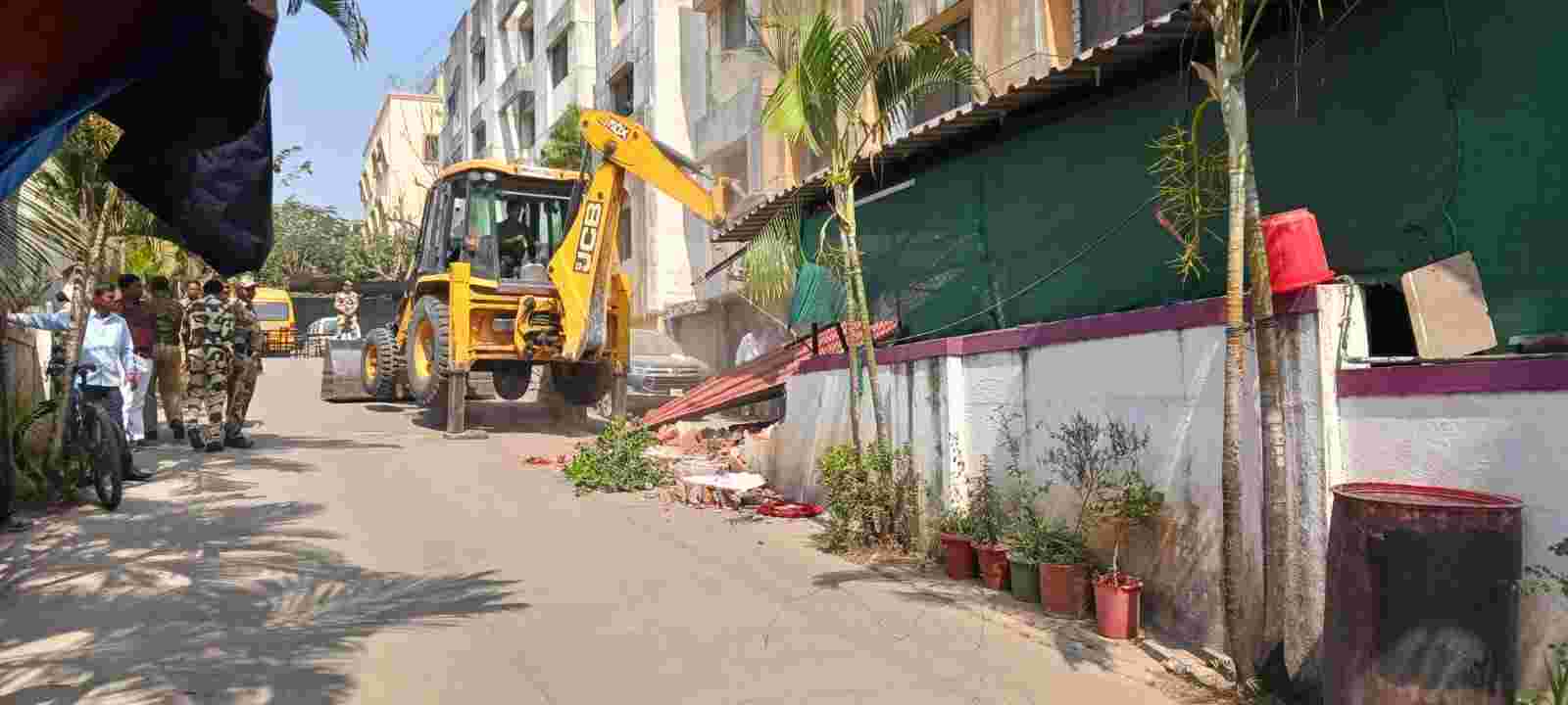 रावेत येथील निवासी शाळेचे बांधकाम उध्वस्त...