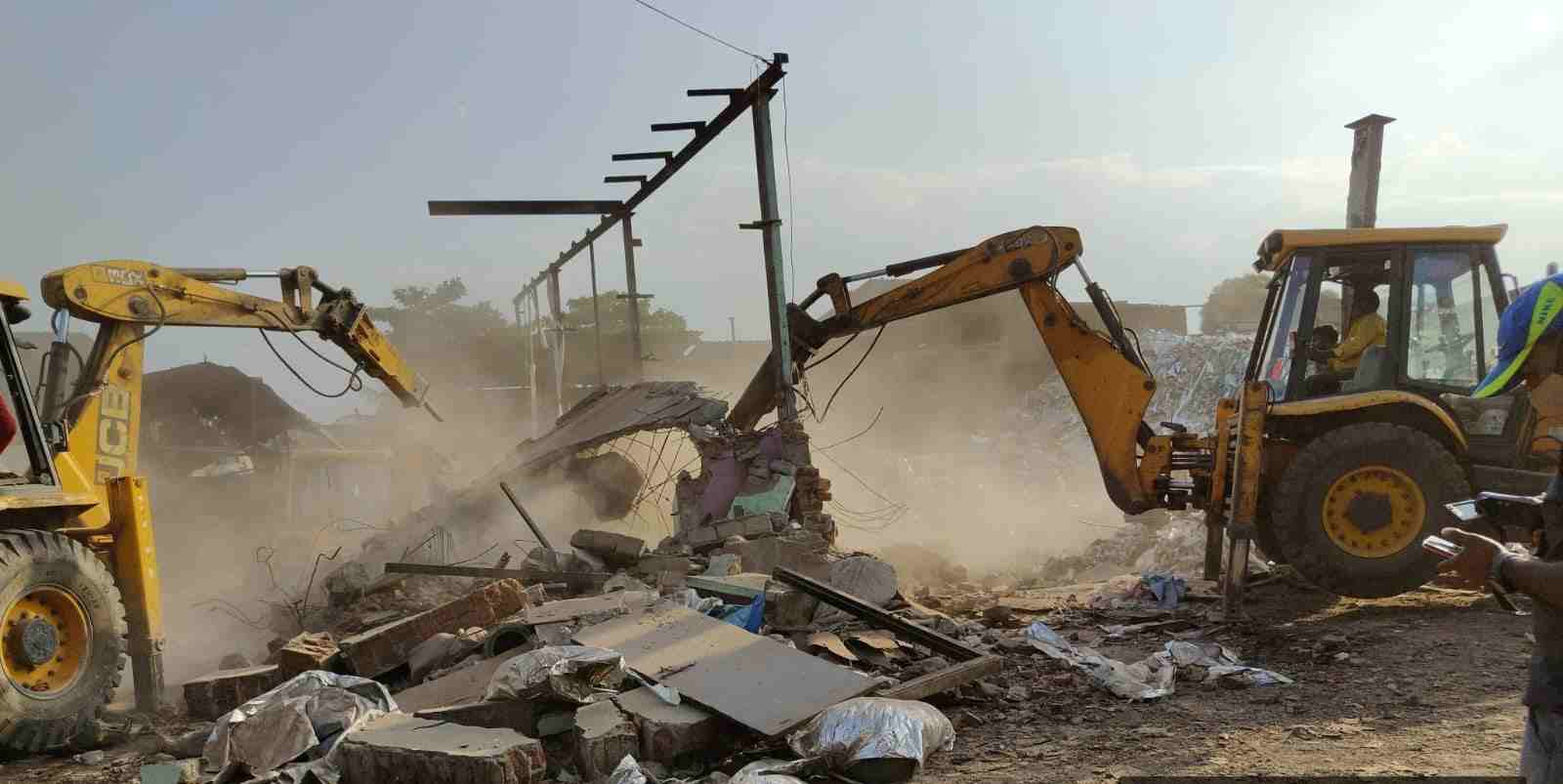 कुदळवाडी, चिखलीतील डी.पी.रस्त्यावरील बांधकामांसह पत्राशेडवर कारवाई...