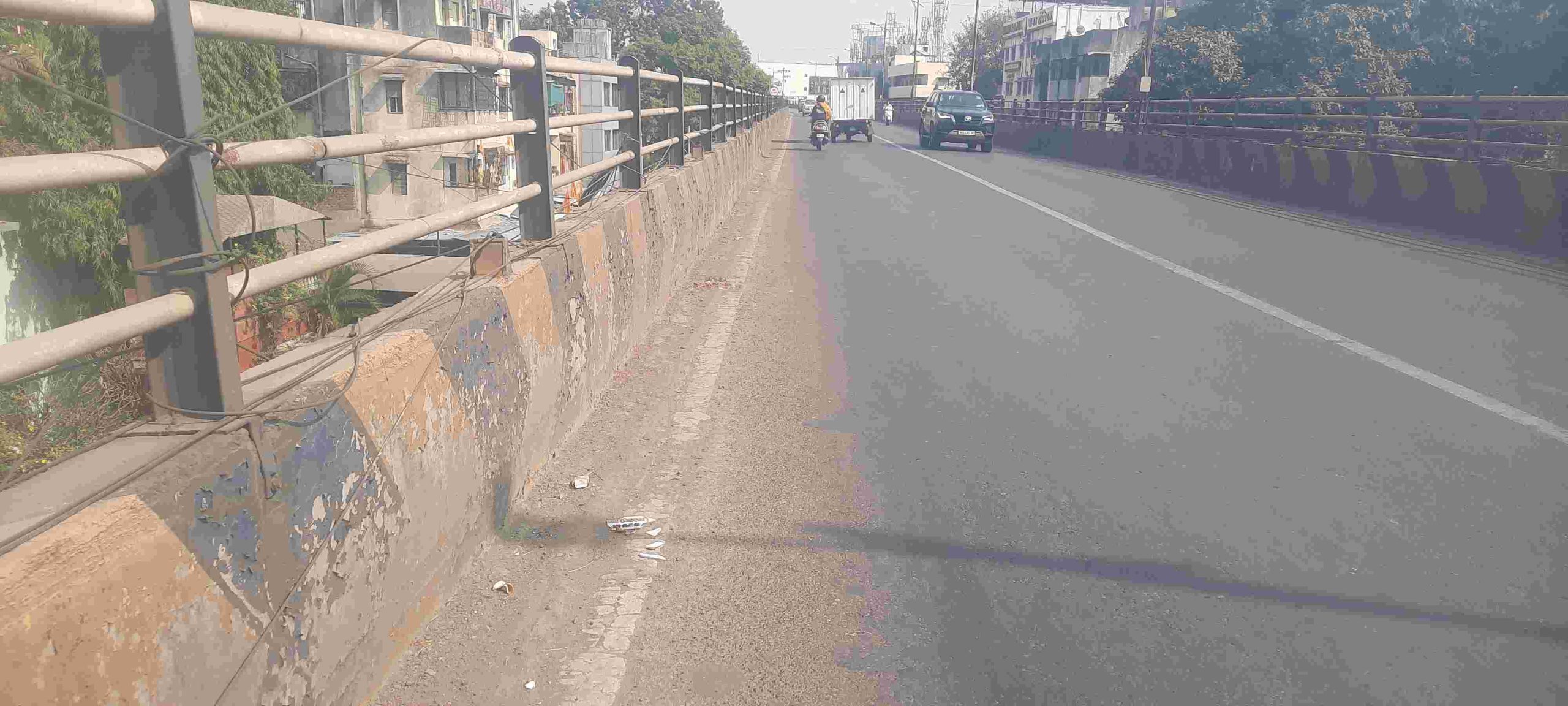 चापेकर चौकातील उड्डाणपूलाकडे लक्ष द्या..