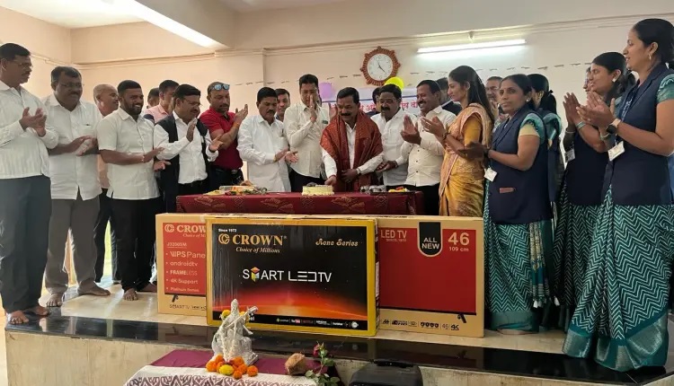 सुदुंबरेतील जि. प. प्राथमिक शाळेस तीन स्मार्ट एलईडी टीव्ही संच भेट...