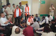 आयुक्तांना 'चष्मा' देण्यासाठी गेलेल्या संभाजी ब्रिगेडच्या कार्यकर्त्यांना सुरक्षारक्षकांनी अडवलं...
