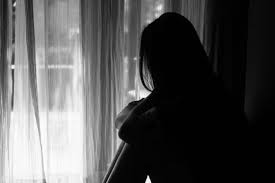 प्रेम प्रकरणात फसवणूक झालेल्या मुलीची हॉस्टेलमध्येच गळफास घेत आत्महत्या..