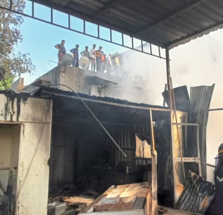 त्रिवेणीनगरमध्ये डेकोरेशनचे साहित्य पुरवणाऱ्या शॉप आणि गॅरेजला भीषण आग...