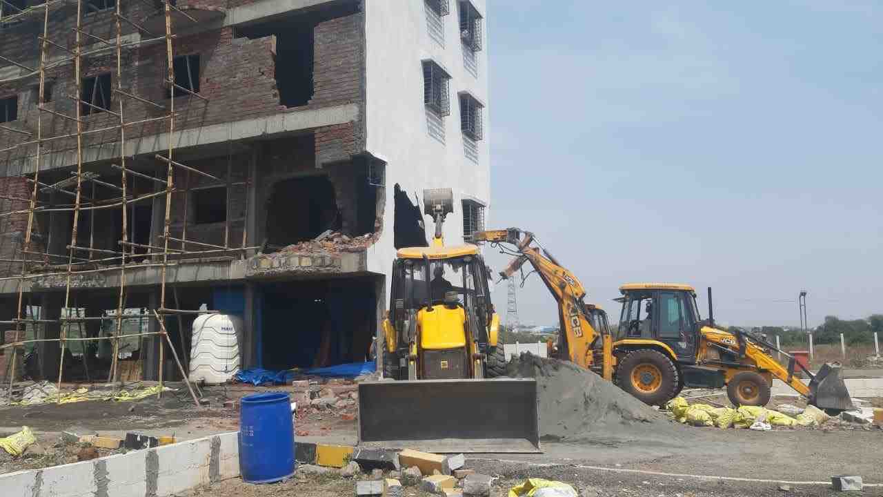 चिखलीतील इंद्रायणी नदीपात्रात सुरु असलेल्या बांधकामावर पालिकेची कारवाई...