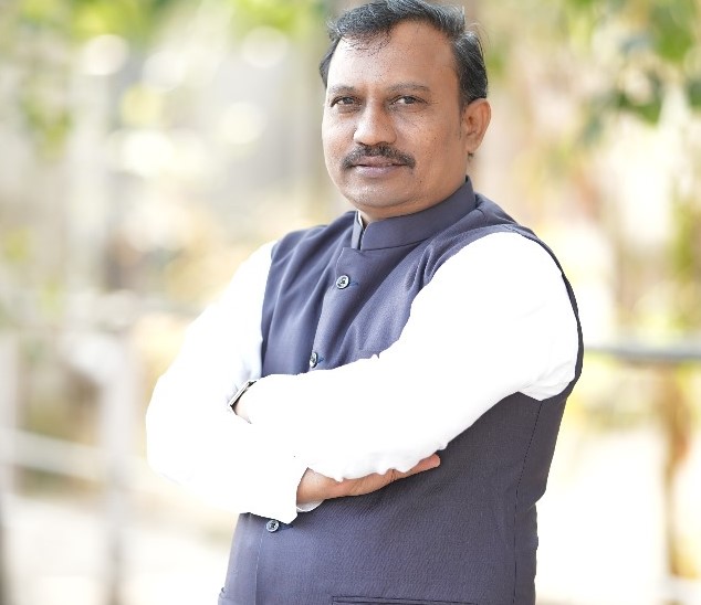 इंग्रजीतून स्वाक्षरी करणाऱ्या अधिकाऱ्यांच्या तोंडाला काळ फासू..