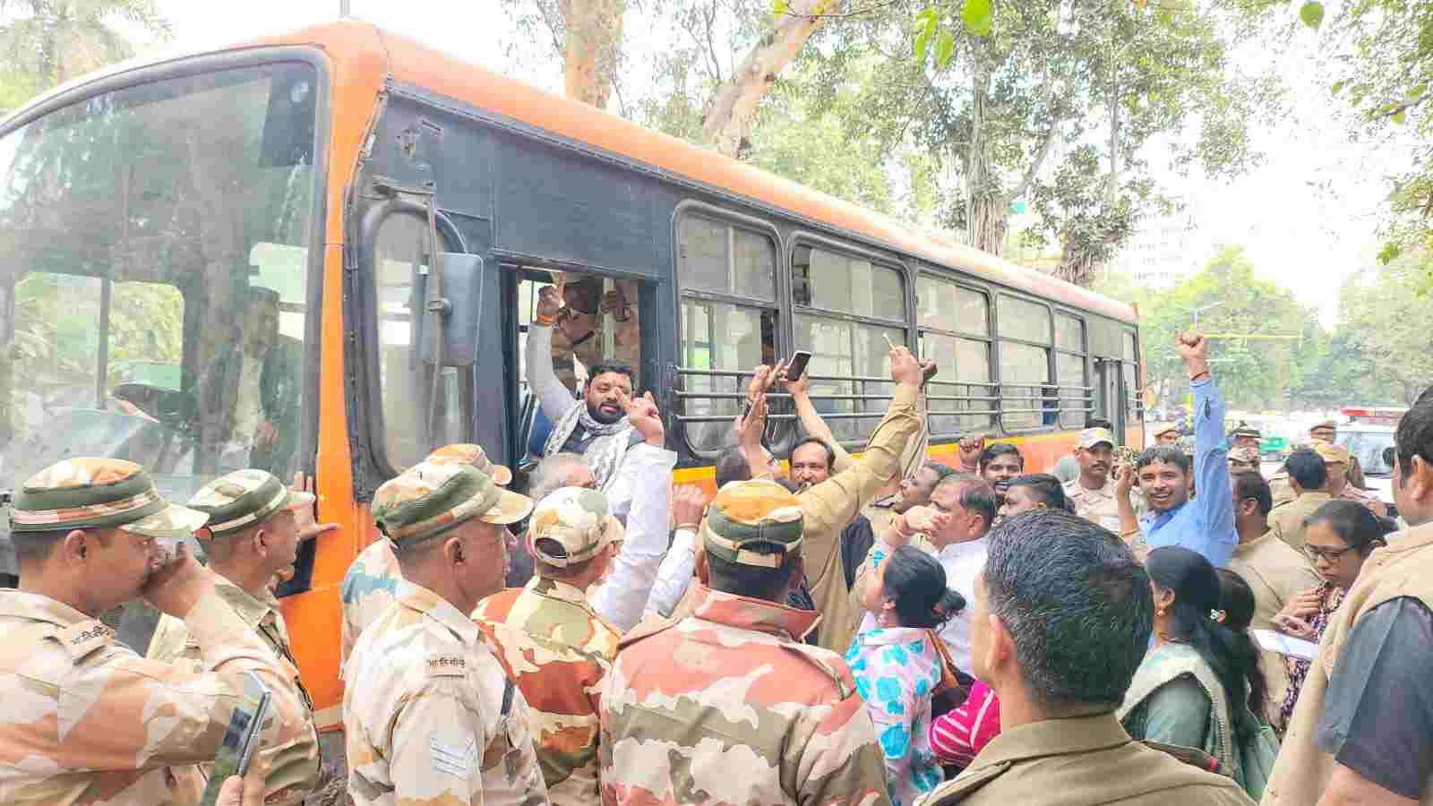 दिल्ली पोलिसांकडून बाबा कांबळे यांच्यासह कार्यकर्त्यांना अटक आणि सुटका