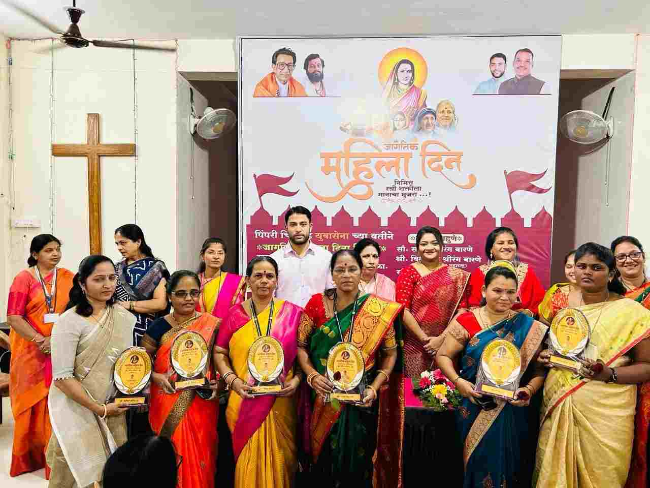 शिवसेनच्या युवा सेनेच्या वतीने थेरगावात उल्लेखनीय काम करणा-या महिलांचा सन्मान...