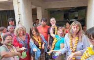 ऐश्वर्यम कम्फर्ट सोसायटीत परदेशी पाहुण्यांनी लुटला होळीसह धूलिवंदनाचा आनंद...