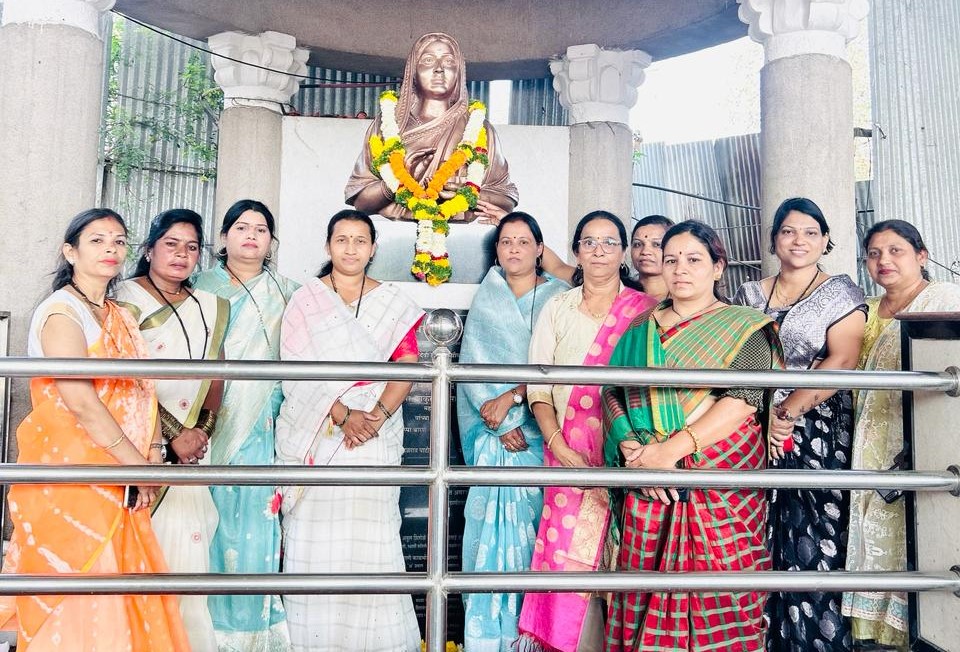 महाविकास आघाडीच्या महिलांकडून महिला दिनी महापुरुषांच्या पुतळ्यांची स्वच्छता...