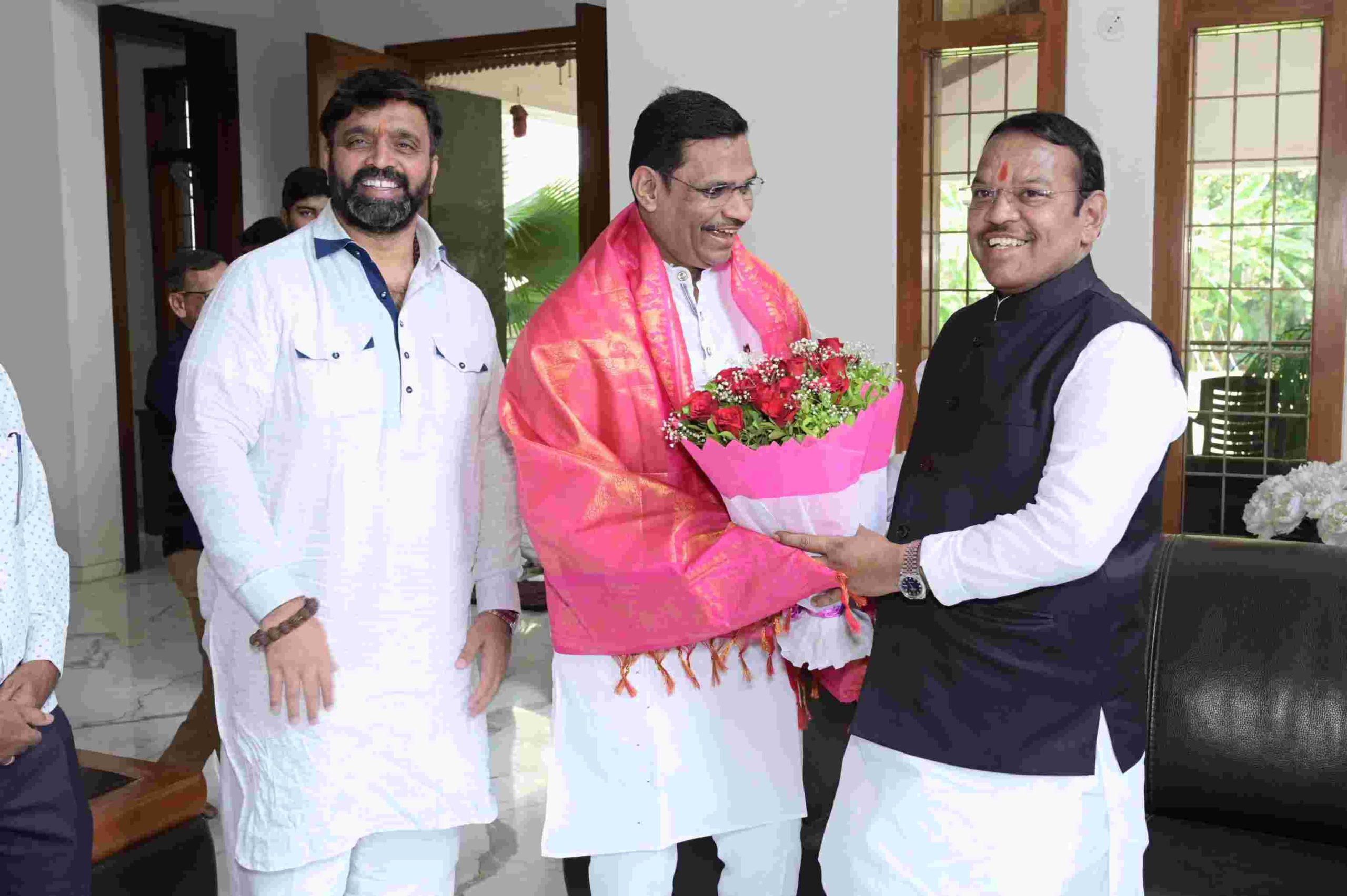 भाजपच्या आजी-माजी शहराध्यक्षांनी खासदार बारणे यांना दिल्या 'हॅटट्रिक'साठी शुभेच्छा...