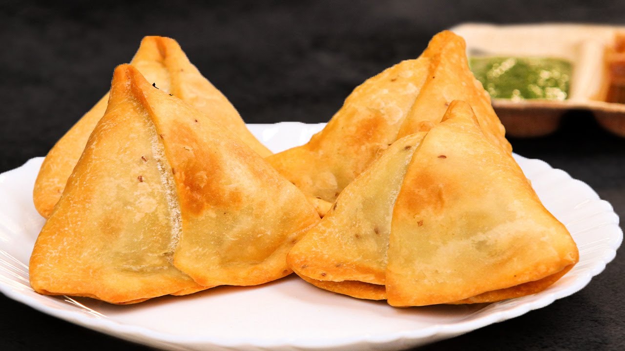 चिखलीतील नामंकित कंपनीला पुरवठा केलेल्या समोस्यात आढळलं 'निरोध अनं गुटखा'..