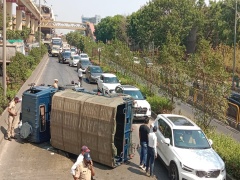 मोरवाडीत ग्रेड सेपरेटरमध्ये हवाई दलाचा टेम्पो उलटला...