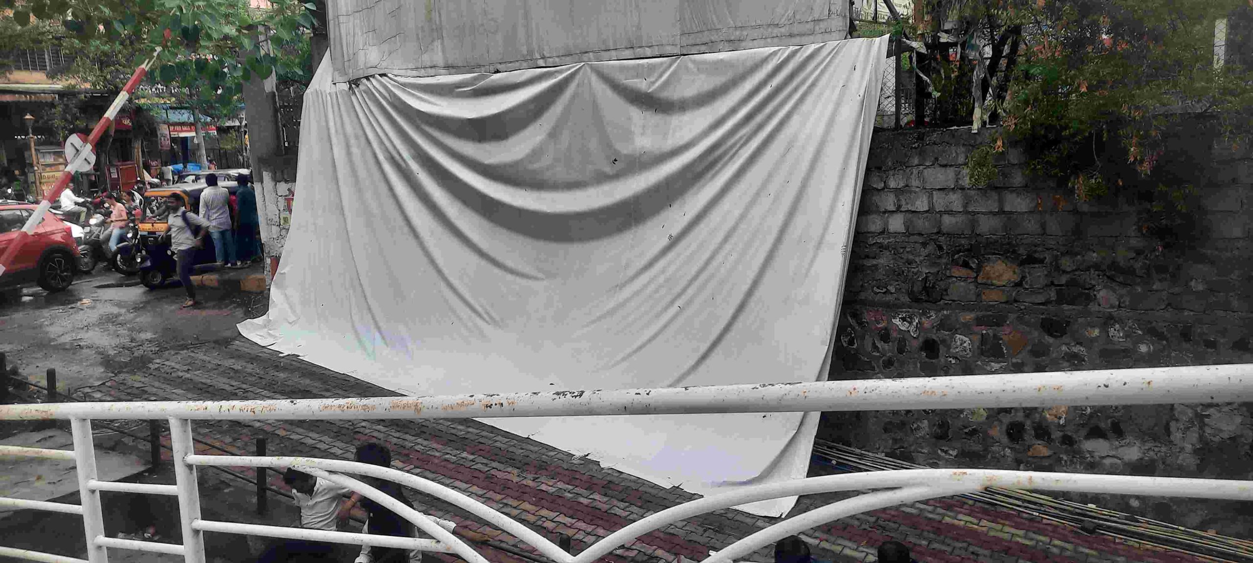 चिंचवडगावात पावसामुळे होर्डिंग्जच्या जाहिरातीचा भाग कोसळला...