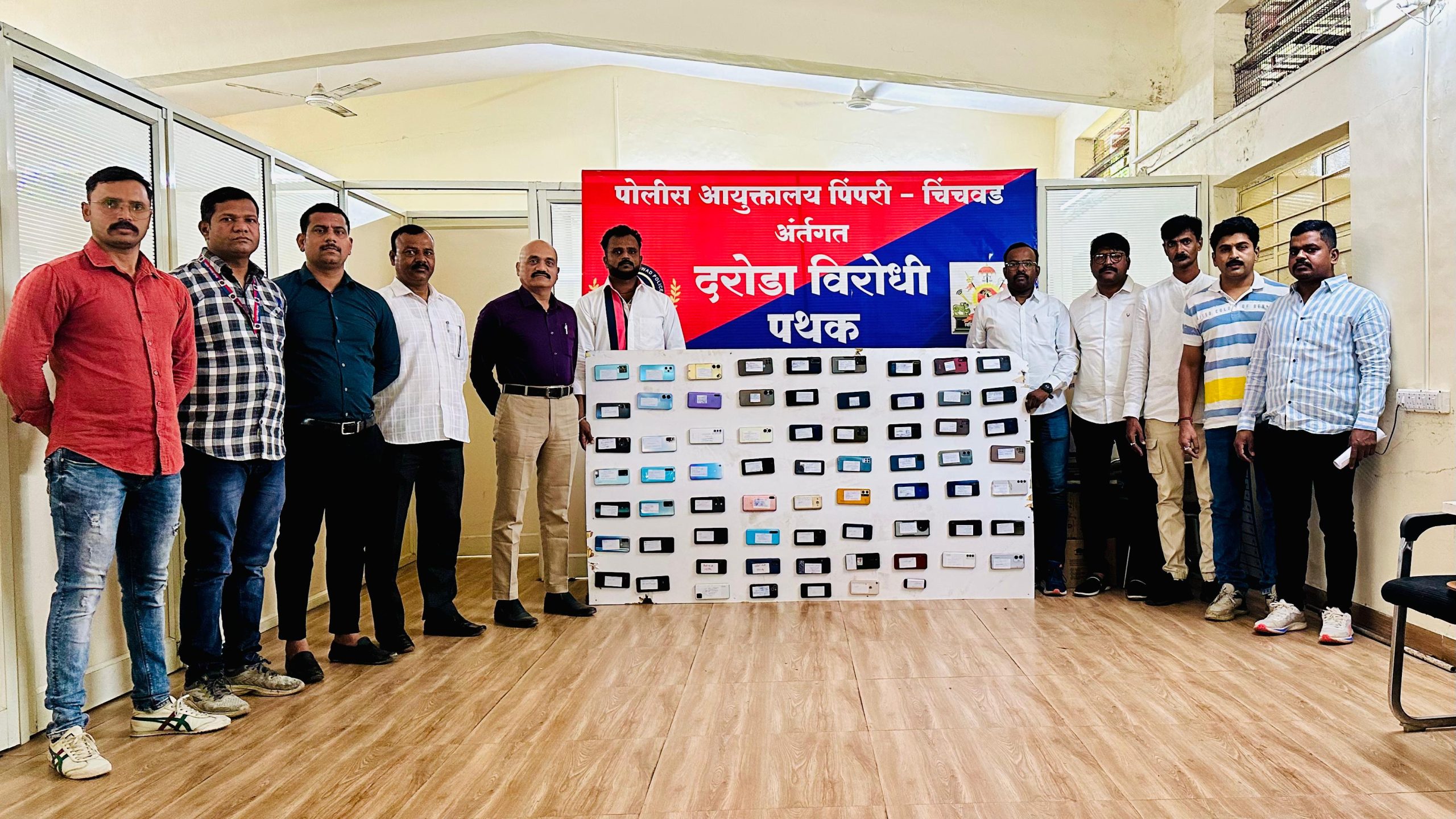 पोलिसांच्या दरोडा विरोधी पथकाने दहा लाखांच्या स्मार्ट मोबाईल फोनचा लावला छडा..