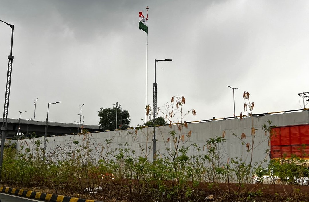 भक्ती शक्ती उद्यानातील सर्वात उंच तिरंगा फाटला...