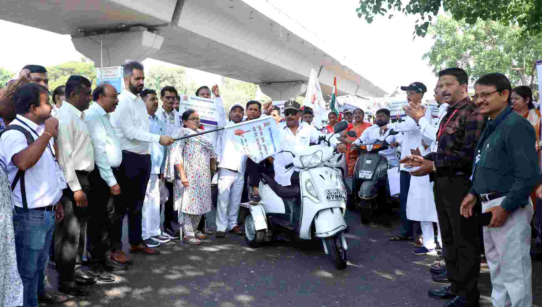 दिव्यांगांनी दिलाय नागरिकांना दुचाकी रॅलीद्वारे मतदान करण्याचा सल्ला...
