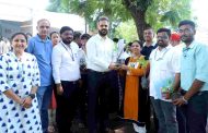 हरित मतदान केंद्रावर मतदान केलेल्या मतदारांना आयुक्तांकडून वृक्षरोपट्याचे वाटप...