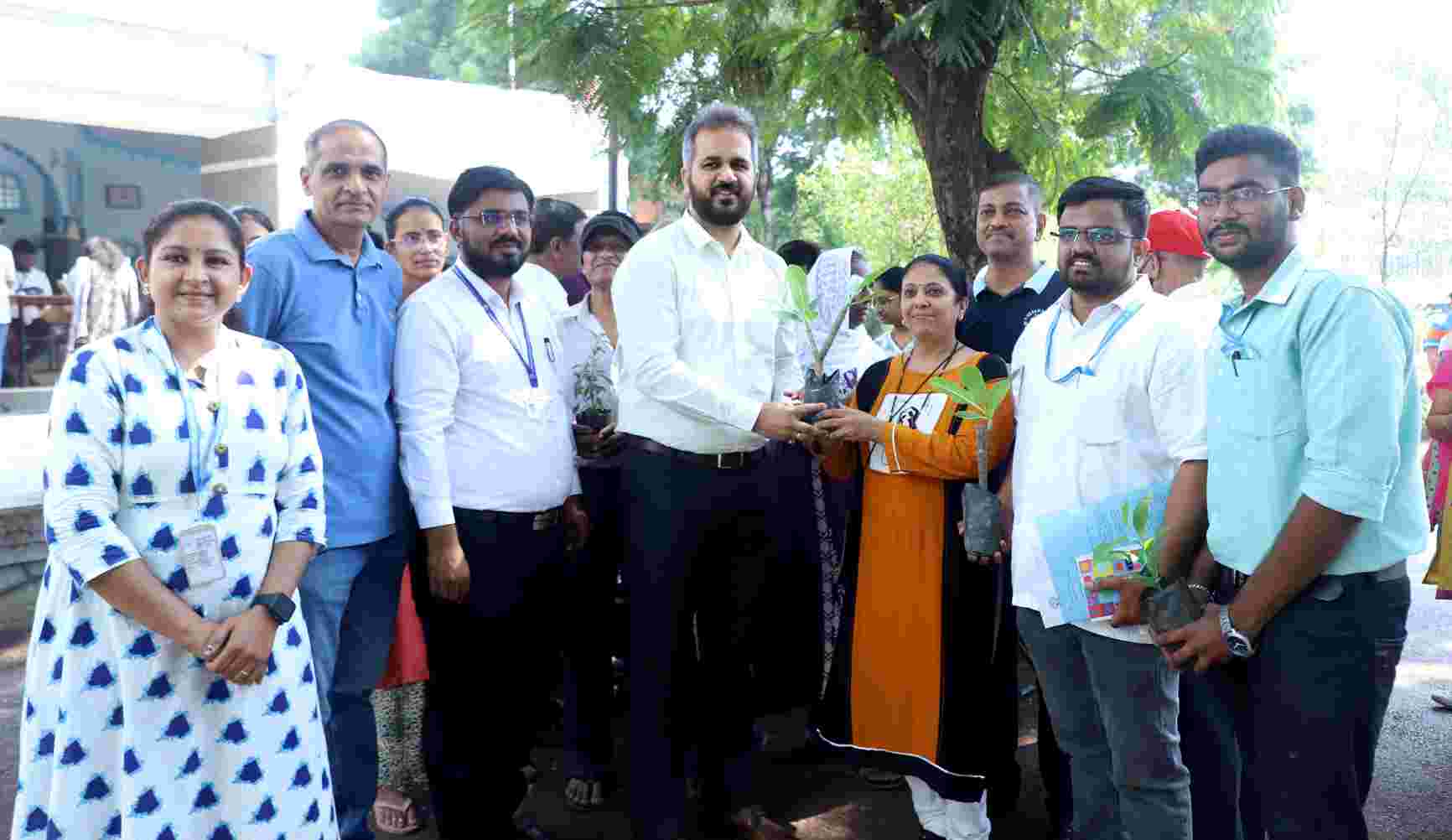 हरित मतदान केंद्रावर मतदान केलेल्या मतदारांना आयुक्तांकडून वृक्षरोपट्याचे वाटप...