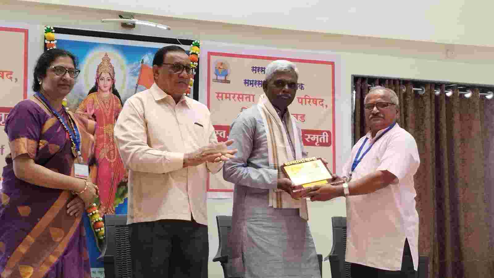 '' महाराष्ट्रातील कवींना एकत्र आणणारी एकमेव स्पर्धा 
