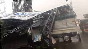 मोशीत घाटकोपरची पुनरावृत्ती; वाहनांवर होर्डिंग कोसळलं...