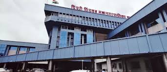 मोशीतील स्पाईन रोडवर पडलेल्या होर्डिंग्जमुळे प्रशासन खडबडून जागे..