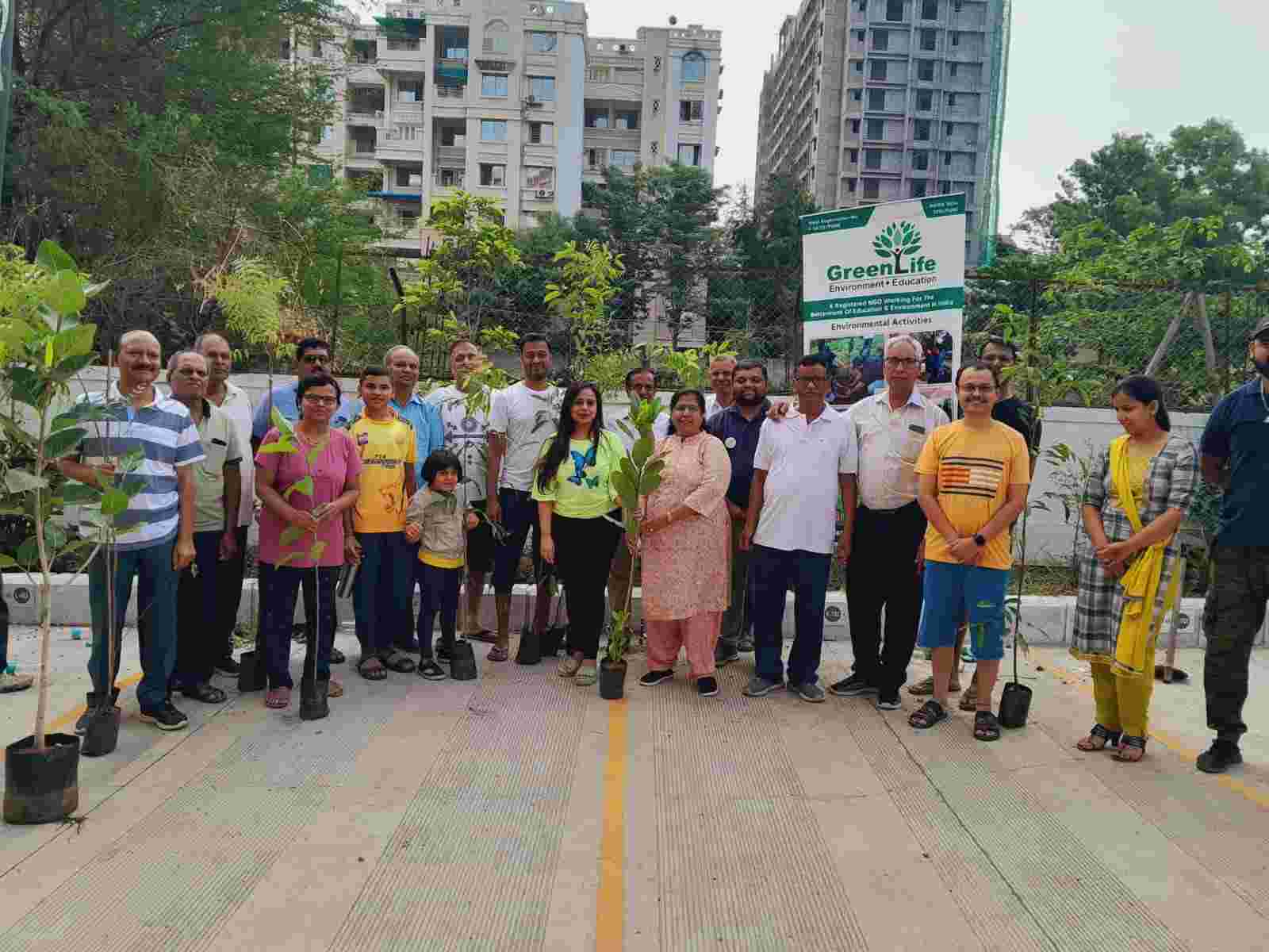 पिंपळे सौदागरच्या साई पर्ल सोसायटीत वृक्षारोपण...