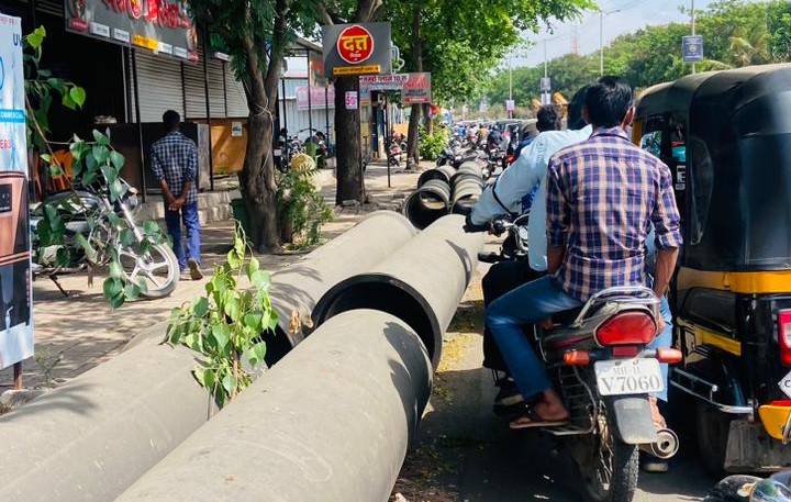 तळवडे कॅनबे चौकात ठेवलेल्या पाईपांमुळे वाहतुकीस अडथळा; अपघाताचाही धोका...