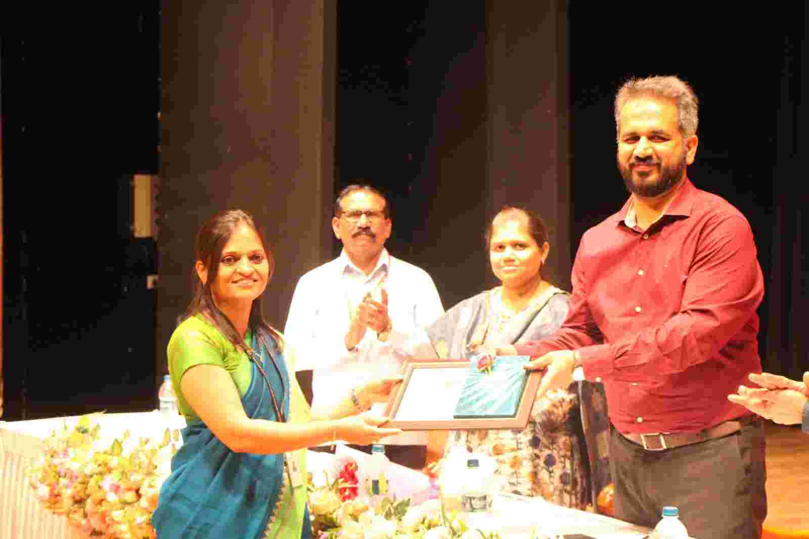 करसंकलनामध्ये विशेष कामगिरी करणाऱ्या कर्मचाऱ्यांचा आयुक्तांच्या हस्ते सत्कार...