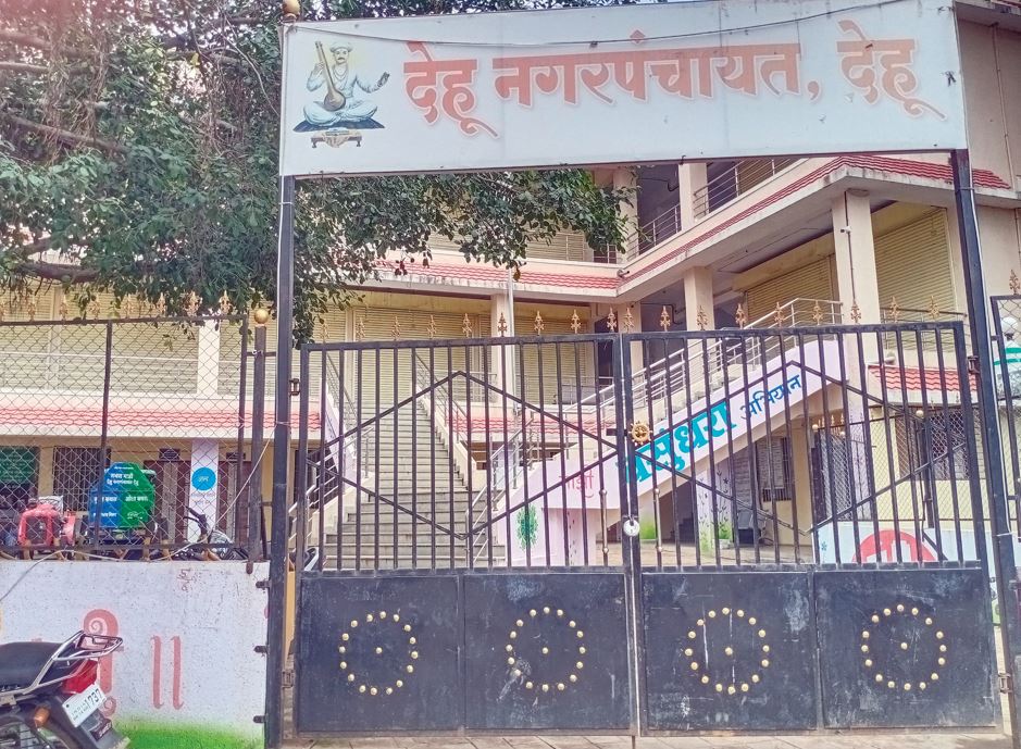 'काम नगरपंचायतीचे अन पगार ग्रामपंचायतीचा..