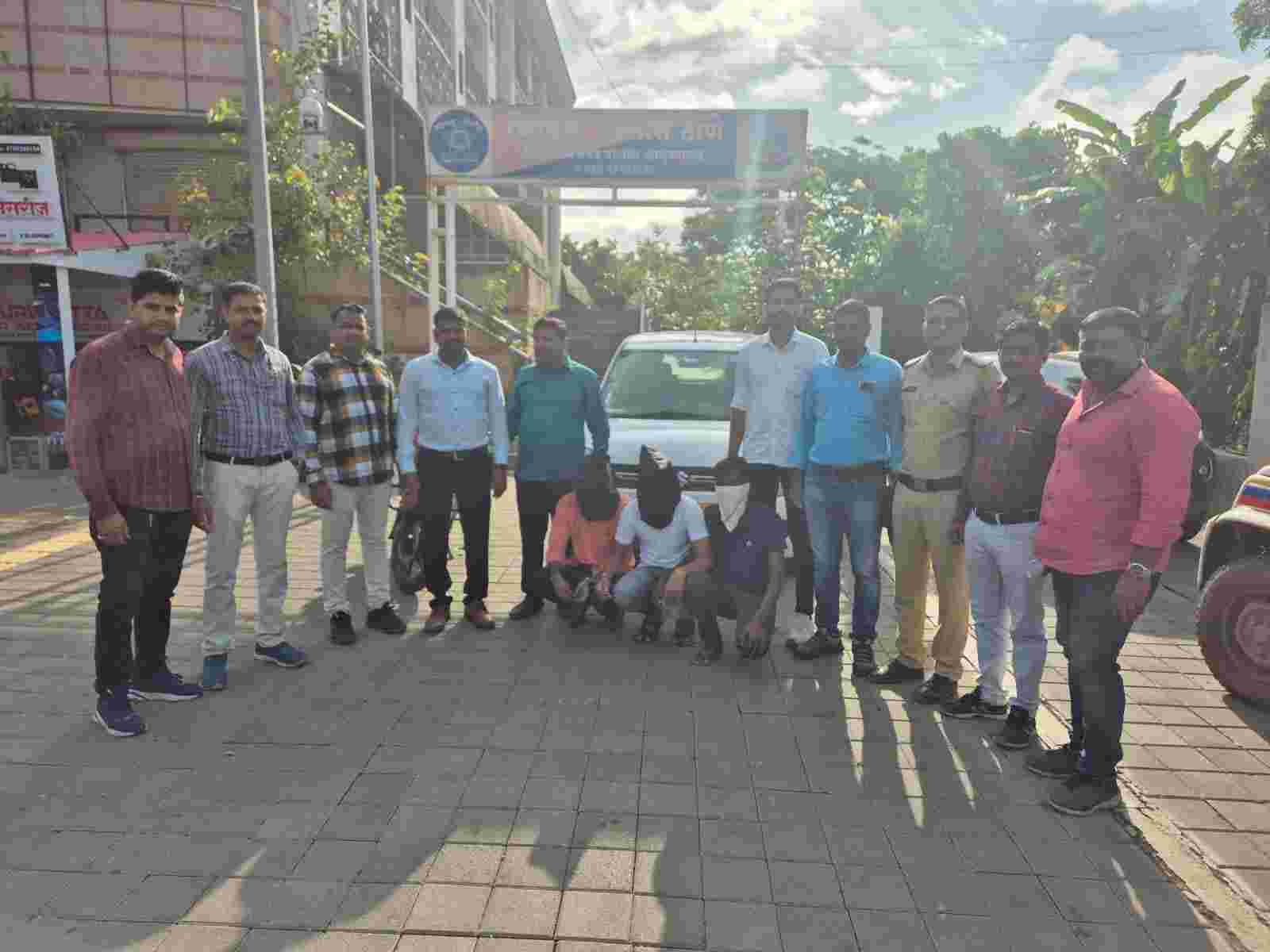 चिखली परिसरात कुरिअरची ऑफिसं फोडणारी टोळी पोलीसांकडुन जेरबंद...