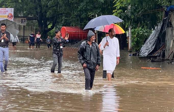 शहरात पावसाचा हाहाकार, चंद्रकांत नखाते यांच्याकडून मदतकार्य सुरु..