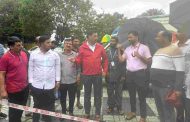 मदत कार्यासाठी भाजप शहराध्यक्ष शंकर जगताप भर पावसात 