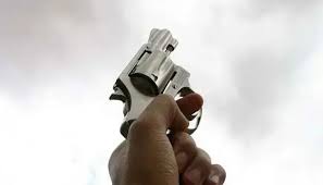 चिखलीत चाललंय काय? कपड्याच्या दुकानात येऊन थेट दुकानदार टार्गेट..