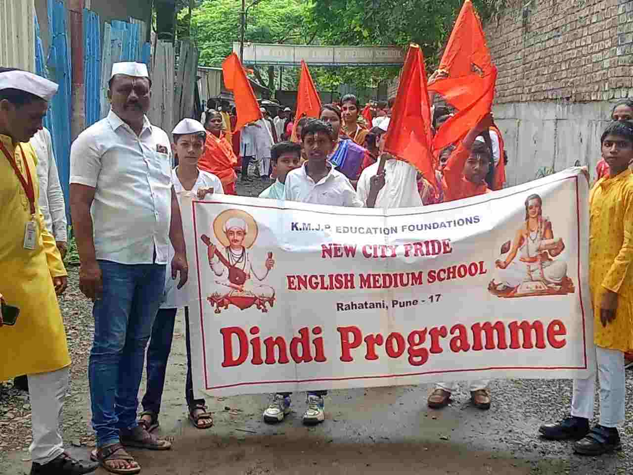 न्यू सिटी प्राइड स्कूलमध्ये आषाढी वारीनिमित्त ग्रंथदिंडी व निर्मलवारी...