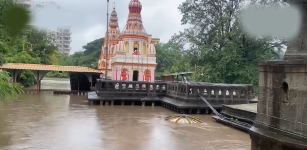 चिंचवडगावातील मोरया गोसावी समाधी मंदिराचा बहुतांशी भाग पाण्यात...
