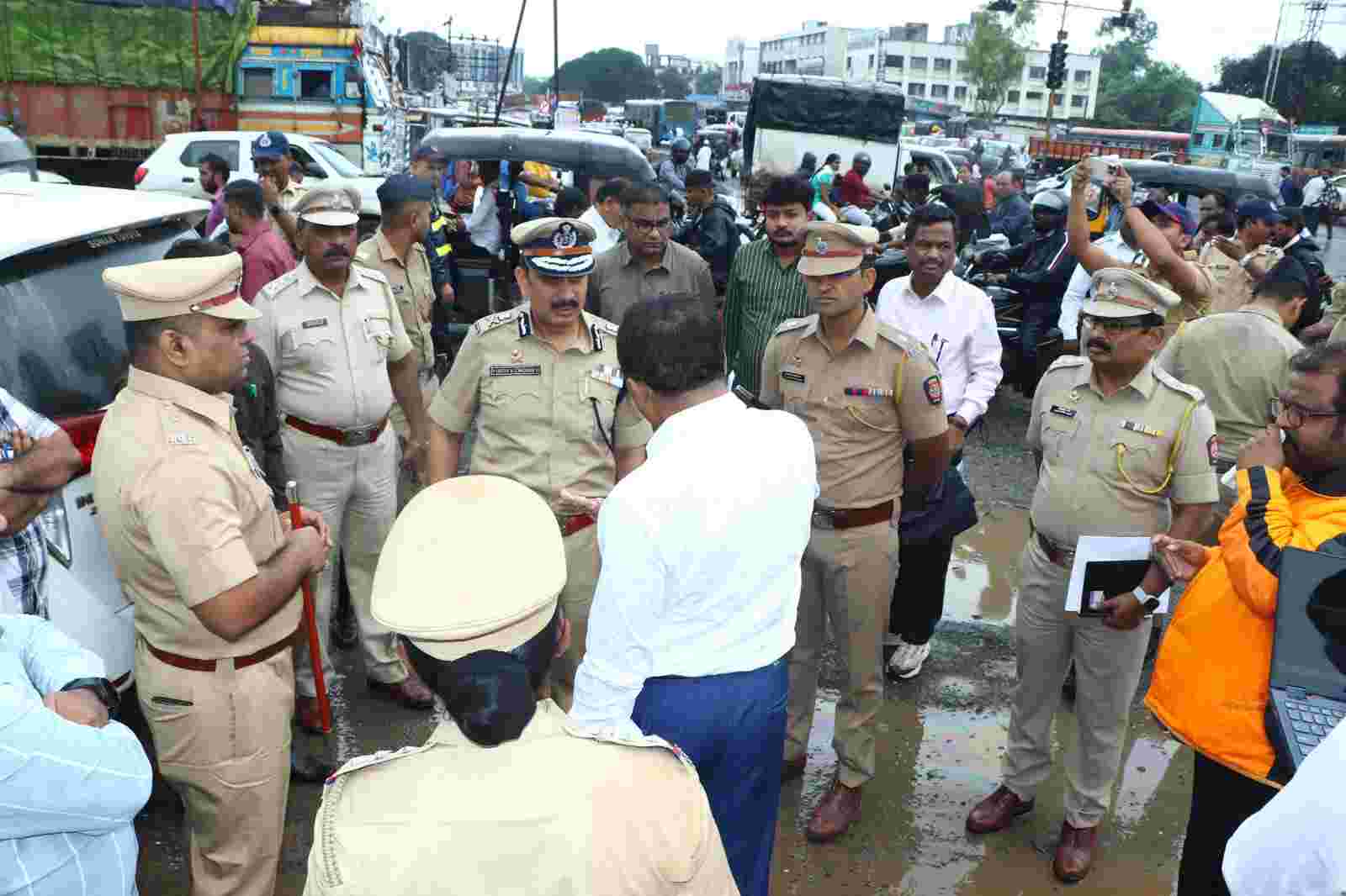 चाकणची वाहतूक कोंडी..