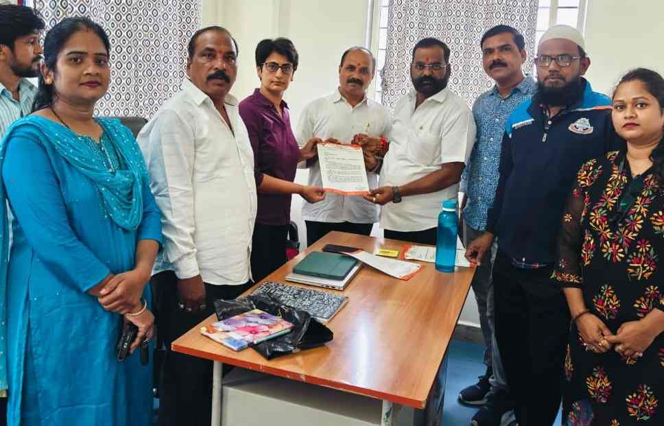 मुलींच्या सुरक्षिततेसाठी शाळांमध्ये महिला कर्मचाऱ्यांचीच नियुक्ती करावी..