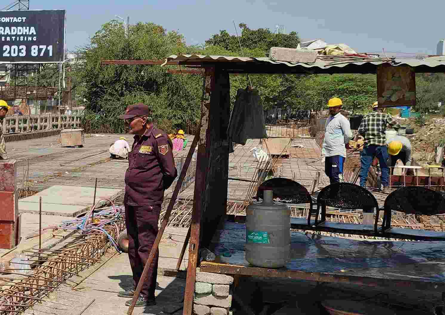 पिंपरीगाव ते पिंपळे सौदागरच्या पवना नदीवरील पुलाची ठेकेदाराकडून 'ढकलगाडी'..