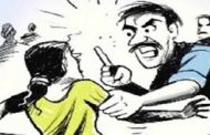 भर रस्त्यात महिलेला जवळ ओढून 'लगट' करण्याचा प्रयत्न...