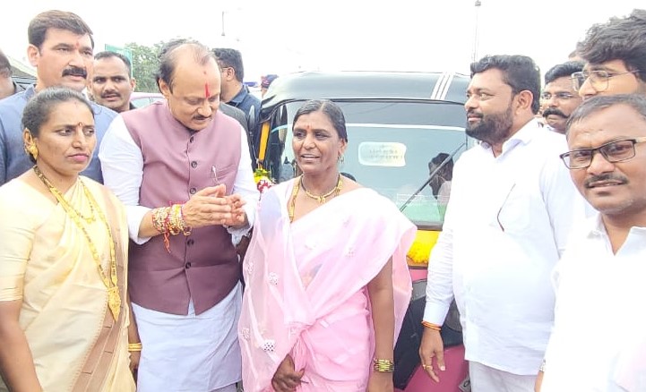 अजित पवारांनी केला निगडीपर्यंतचा प्रवास चक्क रिक्षाने...