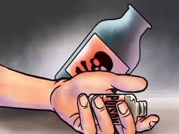 हप्त्याच्या त्रासाला वैतागून झुरळ मारण्याचे औषध पित महिलेचा आत्महत्येचा प्रयत्न..