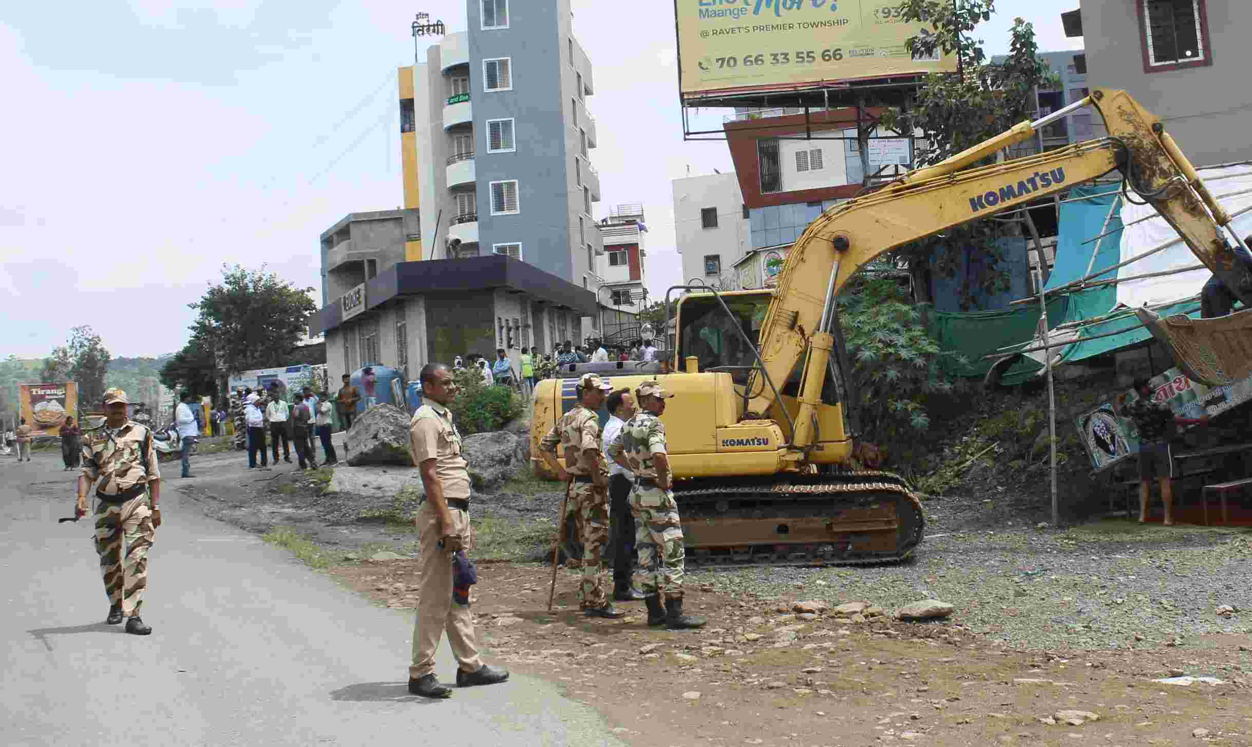 रावेतमध्ये रस्ता रुंदीकरणासाठी अतिक्रमण कारवाई...